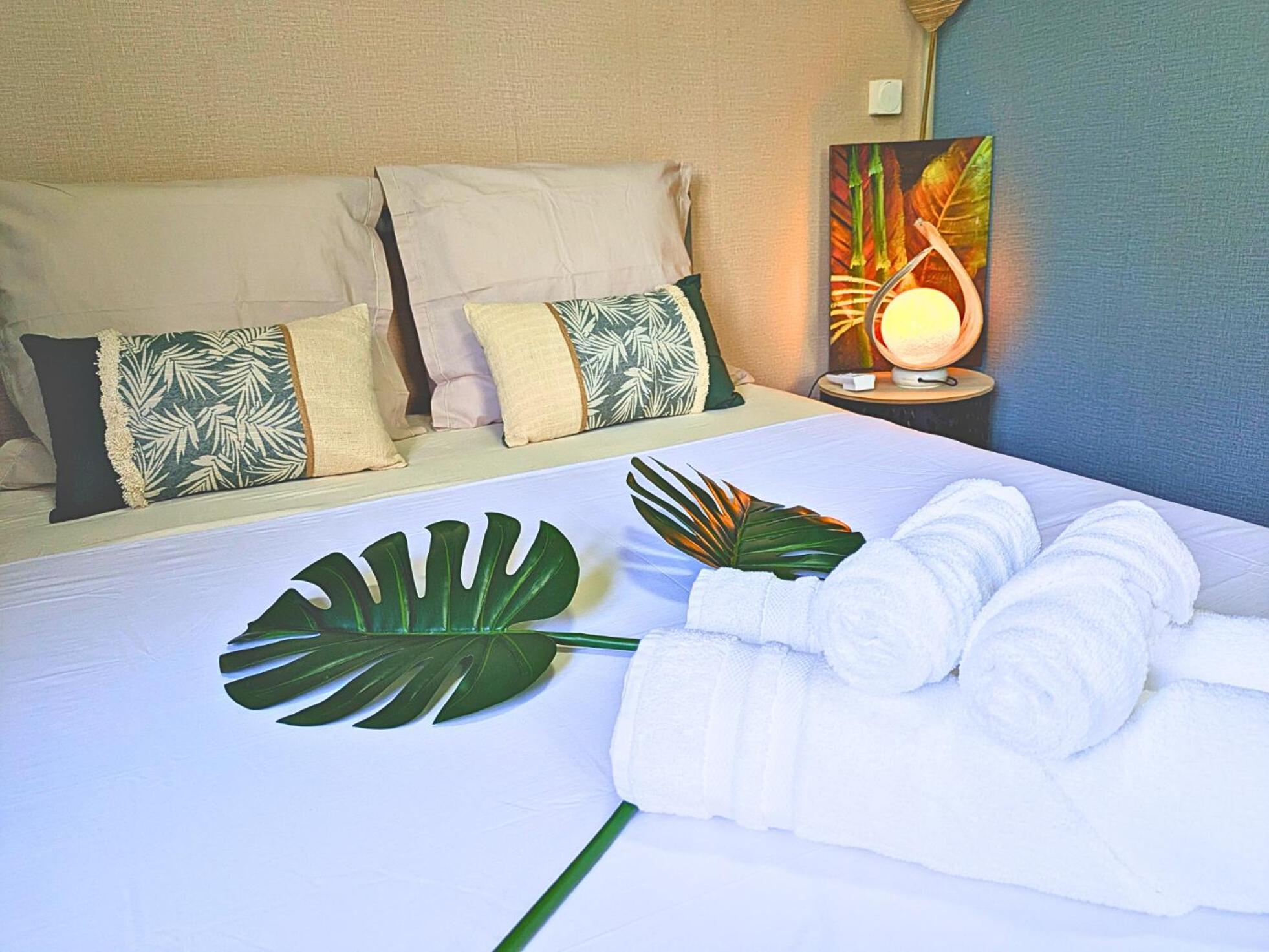 Natura Om Teahupoo Surf Lodge Toanoano Extérieur photo