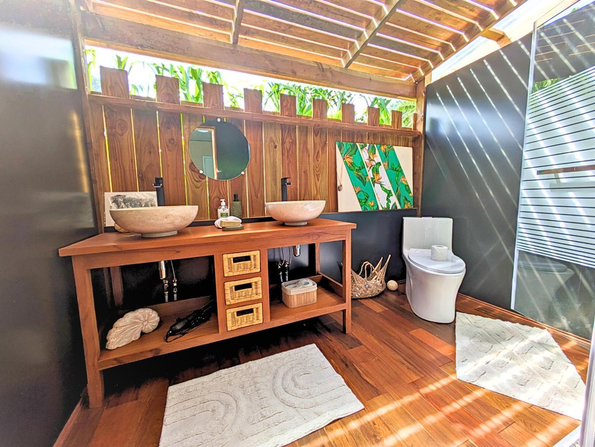 Natura Om Teahupoo Surf Lodge Toanoano Extérieur photo