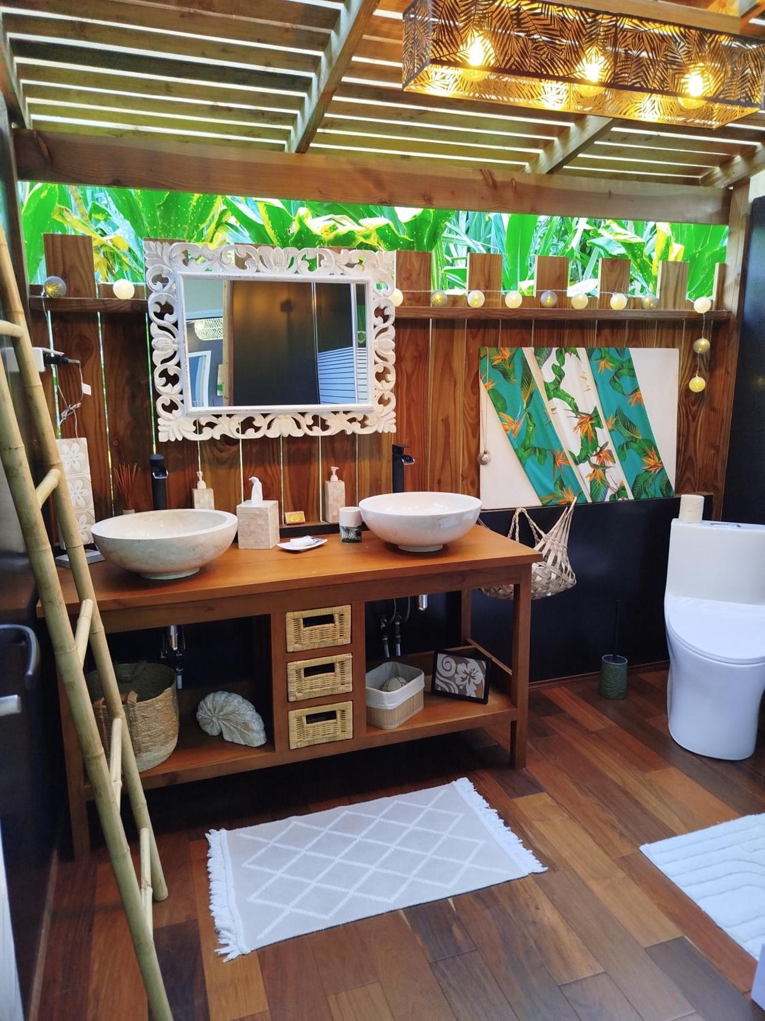 Natura Om Teahupoo Surf Lodge Toanoano Extérieur photo
